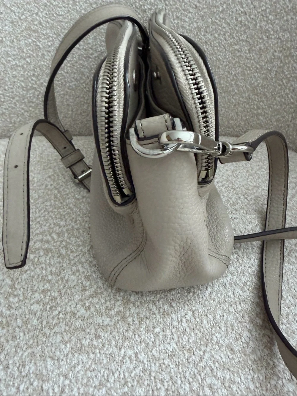 🤍 Michael Kors Crossbody Bag – Light Gray / Cream